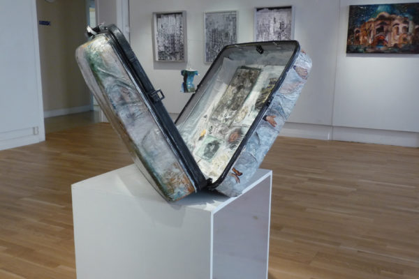 Mixed media, paper, paint, textile, metal.
57x65x22 cm